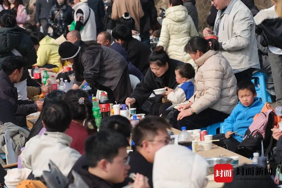 热闹！成都一农场“众筹”吃“刨猪汤” ，上千网友自带锅碗瓢盆赴约