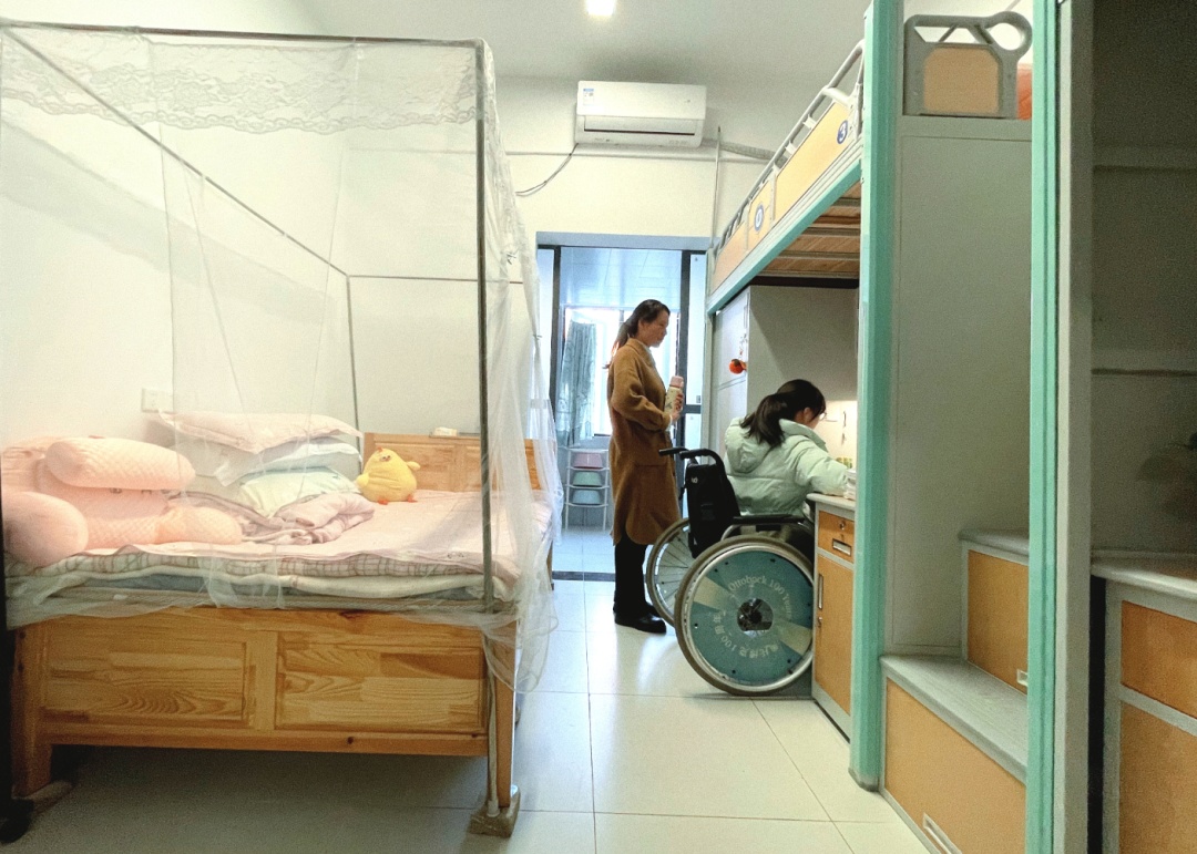 武汉研究生张沁影，和妈妈成了大学“室友”