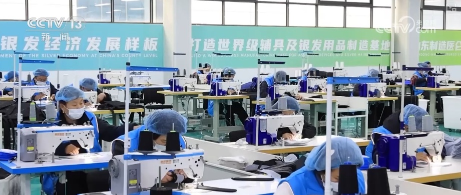 养老“爆款”产品更“轻”更“暖” “硬核”科技给老年人生活添便利