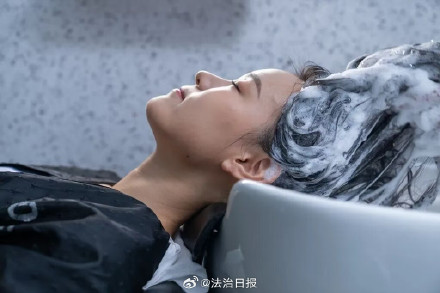 为什么在理发店洗头好几天不油 很多人在家洗头洗错了重点