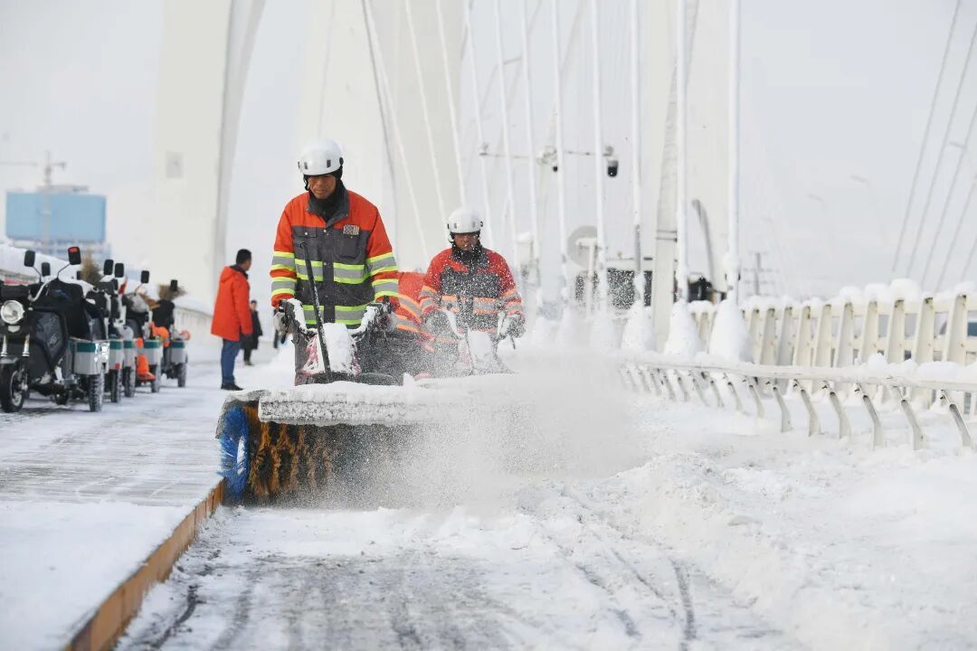 “宜留则留、宜扫则扫”，北京11.2万人次扫雪铲冰，公园广场保留赏雪空间