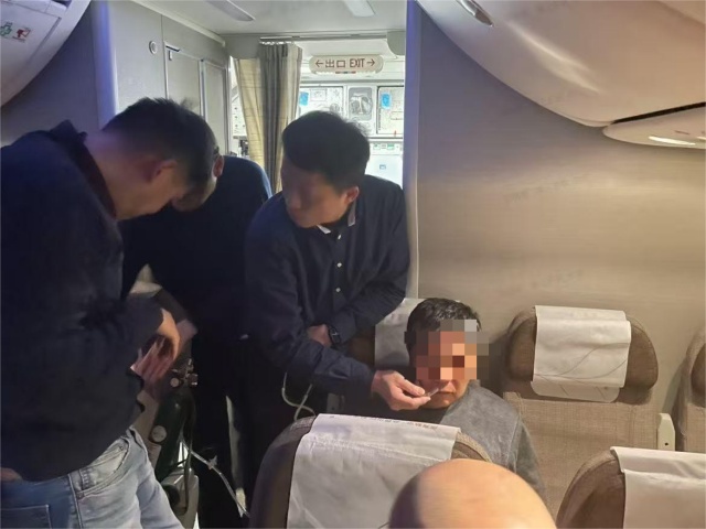 事发飞往上海航班！男乘客突然意识模糊！居然冲出三名专家，瑞金医生精准判断