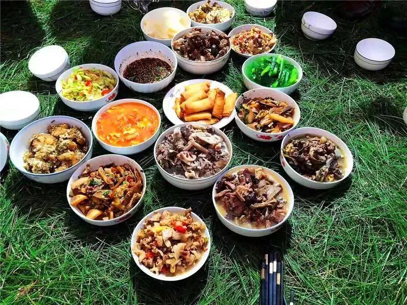 被 “摇人按猪” 馋到？云南杀猪饭，开吃！