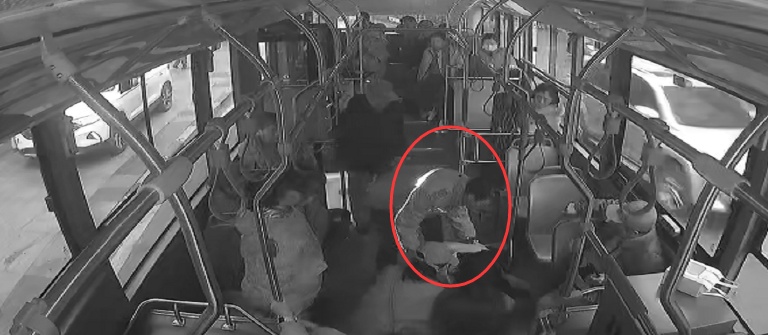 晚高峰公交车上有乘客晕倒，一车人伸出援手