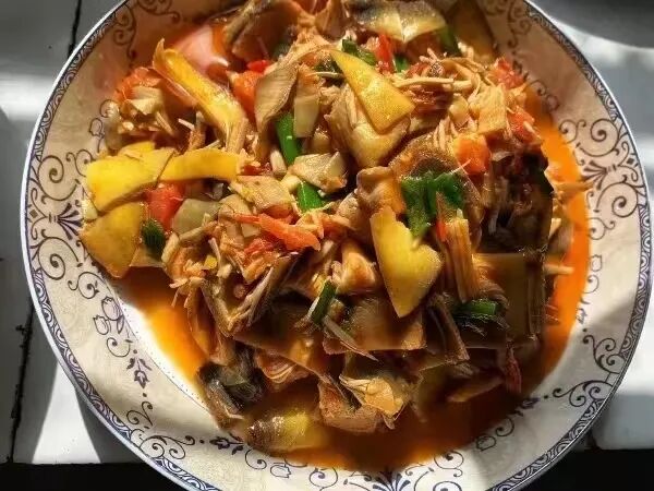 被 “摇人按猪” 馋到？云南杀猪饭，开吃！