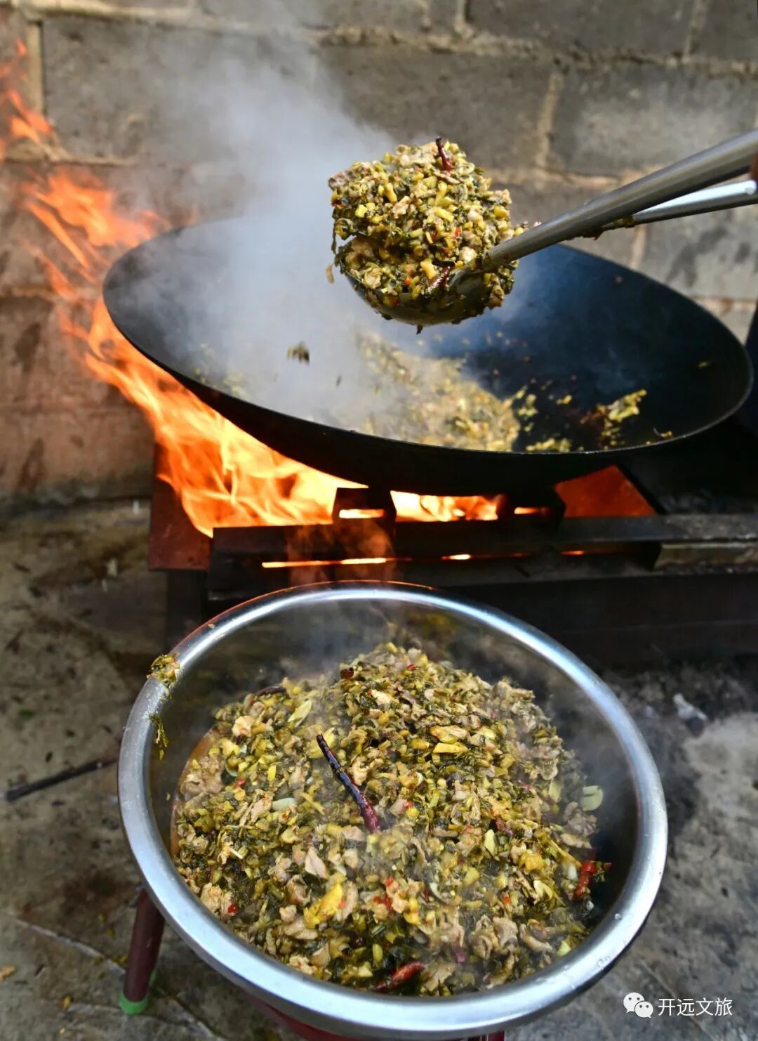 被 “摇人按猪” 馋到？云南杀猪饭，开吃！