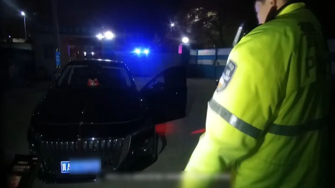 北京街头发生三车相撞事故，女子被撞重伤昏迷！肇事司机竟逃回工地睡觉