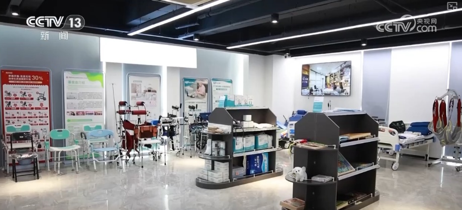 养老“爆款”产品更“轻”更“暖” “硬核”科技给老年人生活添便利