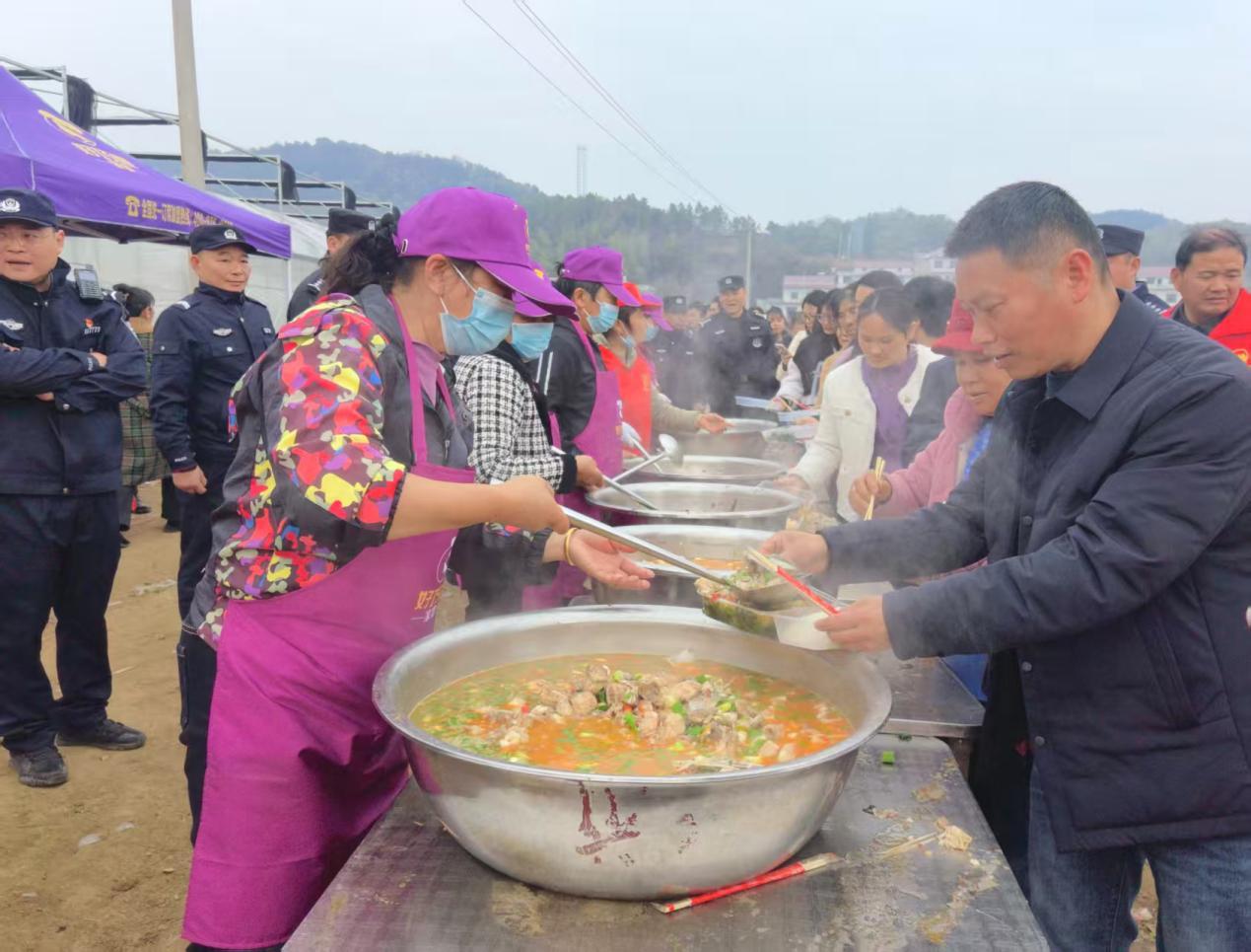 湖南双峰：千人田间共享“杀猪宴”