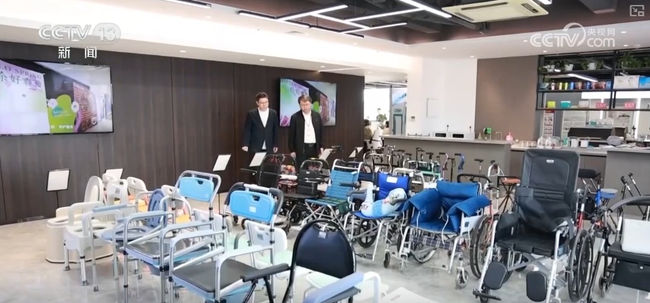 养老“爆款”产品更“轻”更“暖” “硬核”科技给老年人生活添便利