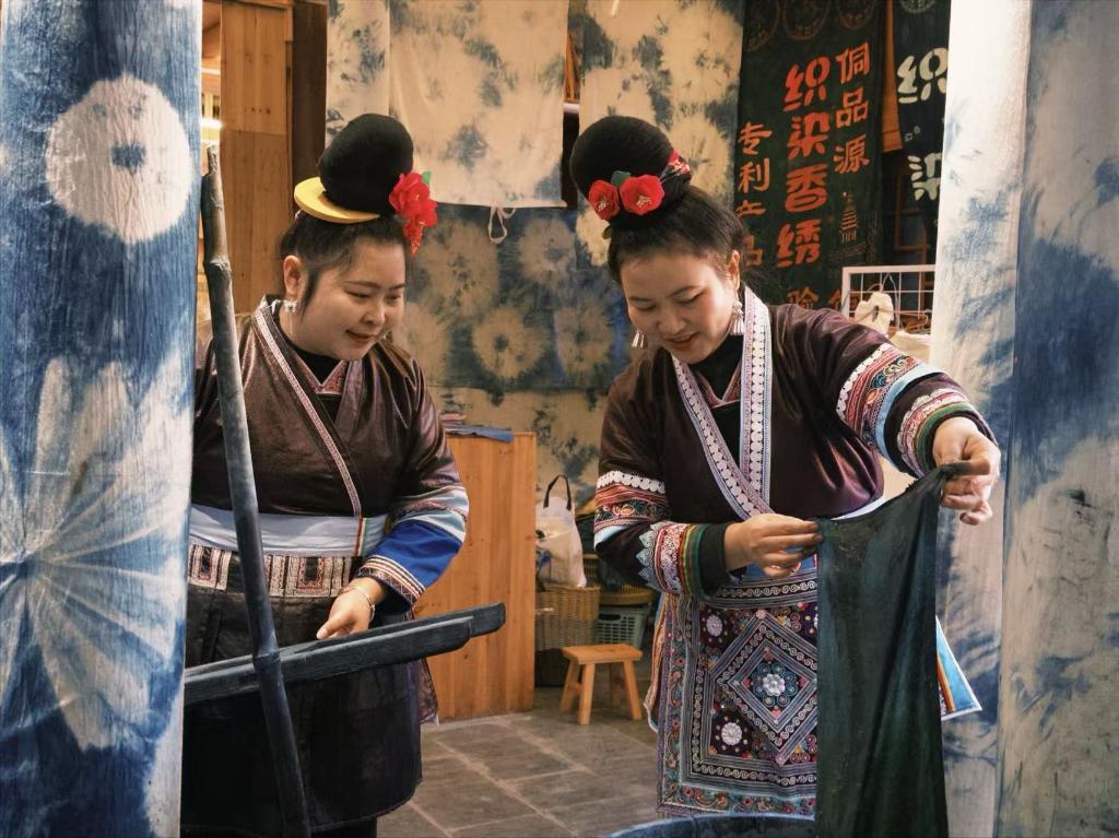 贵州千年侗寨非遗织就乡村振兴锦绣路