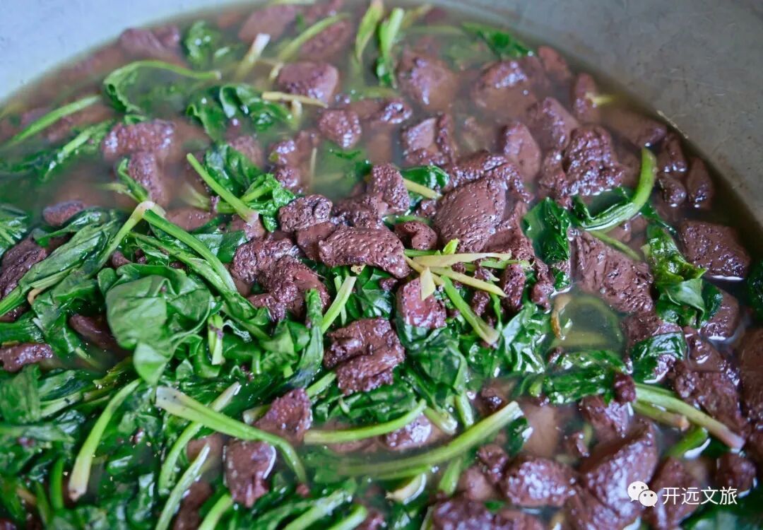 被 “摇人按猪” 馋到？云南杀猪饭，开吃！