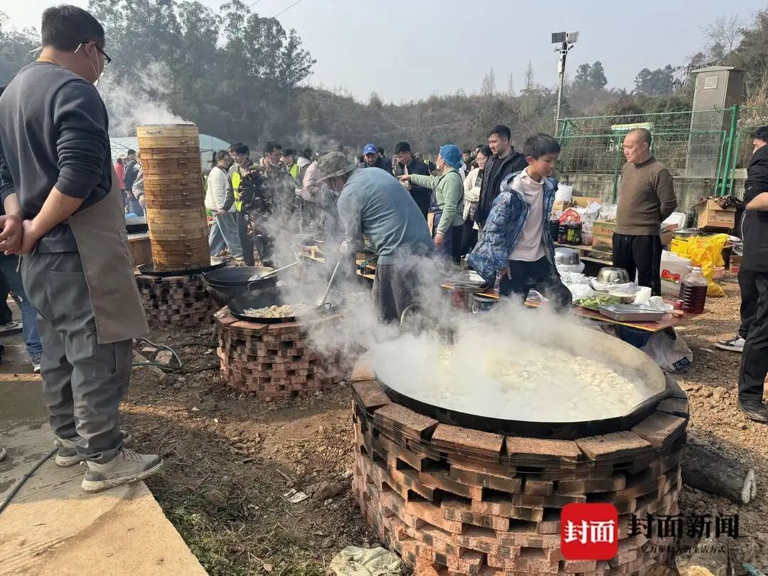 热闹！成都一农场“众筹”吃“刨猪汤” ，上千网友自带锅碗瓢盆赴约