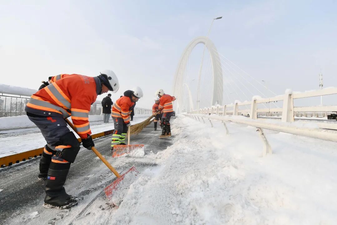 “宜留则留、宜扫则扫”，北京11.2万人次扫雪铲冰，公园广场保留赏雪空间