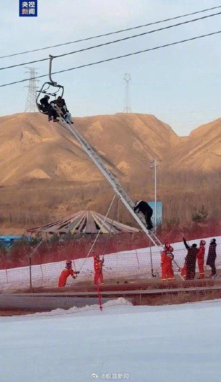 兰州一滑雪场上百人被困缆车两个多小时，各方回应