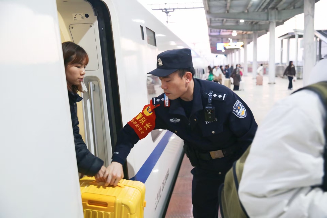 寻找“4号球服警官”