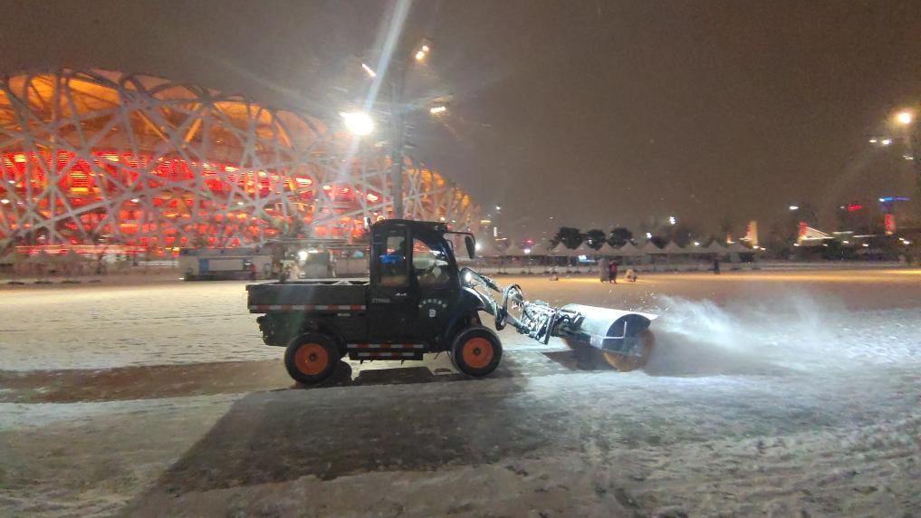 北京多部门积极应对今年首场降雪