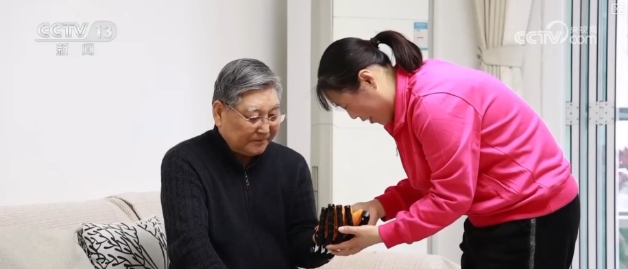 养老“爆款”产品更“轻”更“暖” “硬核”科技给老年人生活添便利