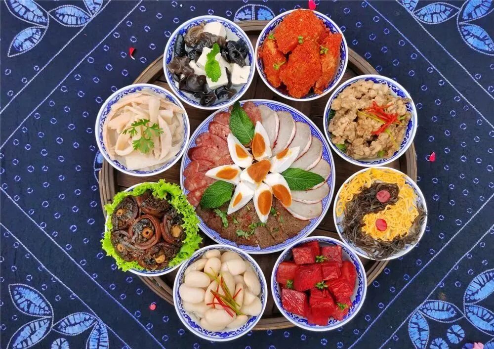 被 “摇人按猪” 馋到？云南杀猪饭，开吃！