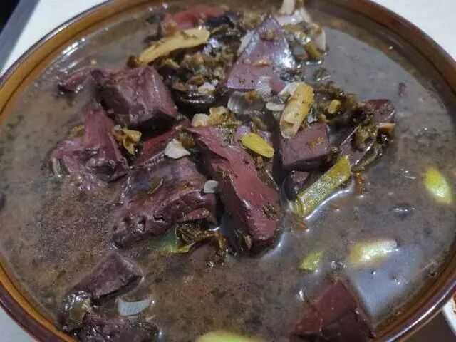 被 “摇人按猪” 馋到？云南杀猪饭，开吃！