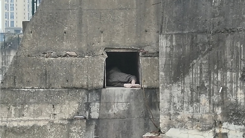 贵州一老人拾荒被困峭壁，消防员成功救援！