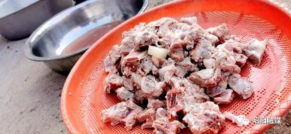 被 “摇人按猪” 馋到？云南杀猪饭，开吃！