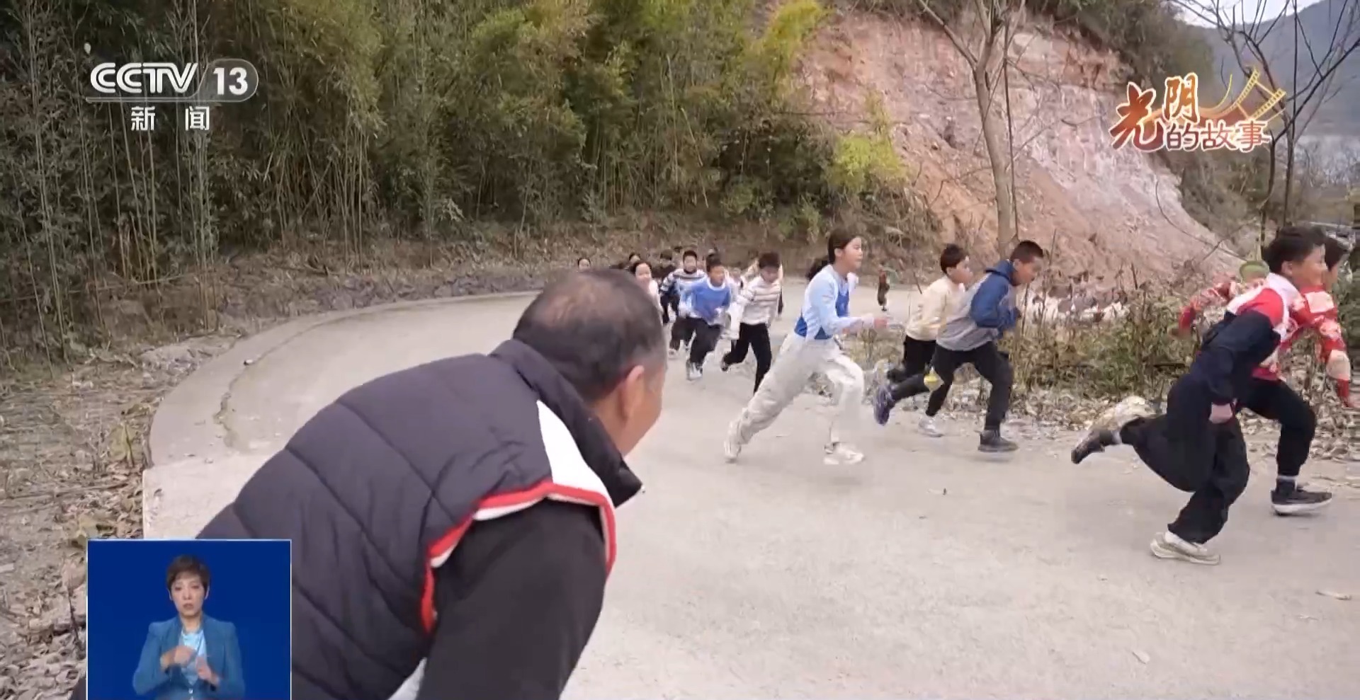 从语文老师到“金牌教练” 他的“较劲”让孩子们闯出大山