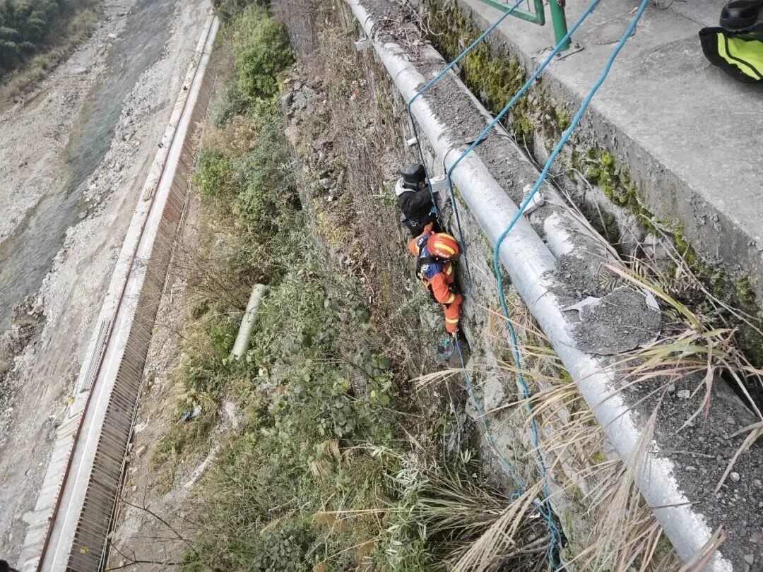 贵州一老人拾荒被困峭壁，消防员成功救援！