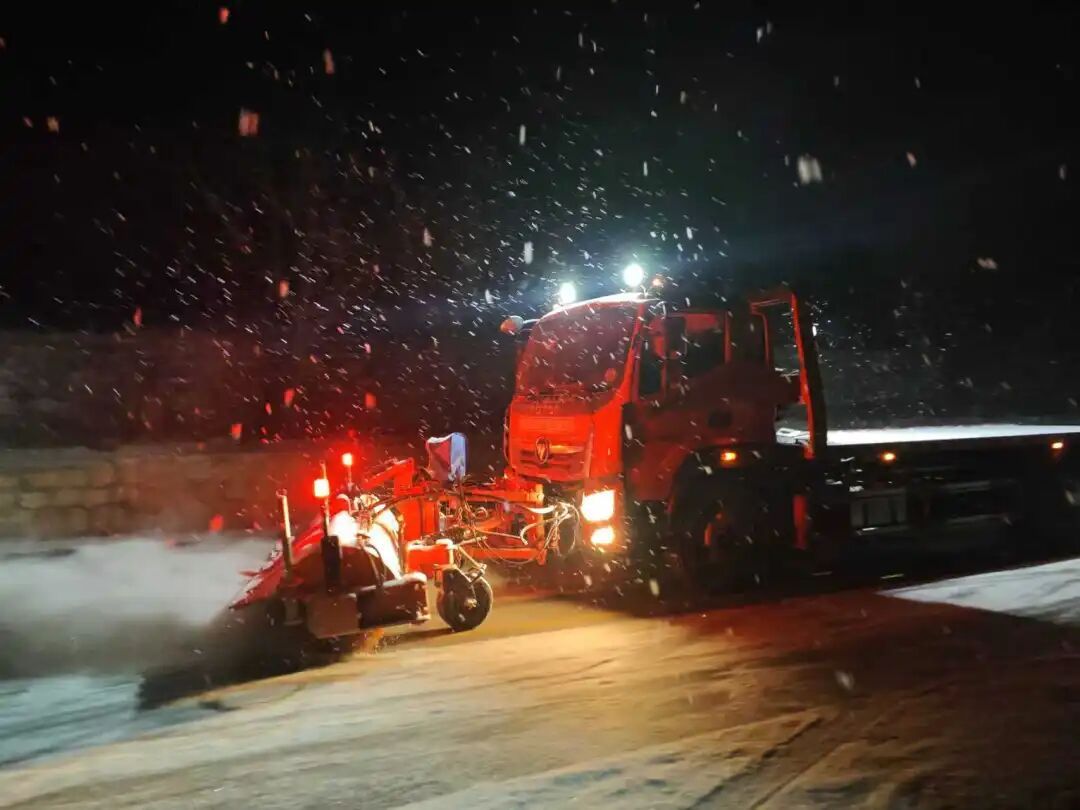 北京“扫雪铲冰天团”上线！9.1万人次+8600台车硬核清雪，明儿的上班路稳多了～