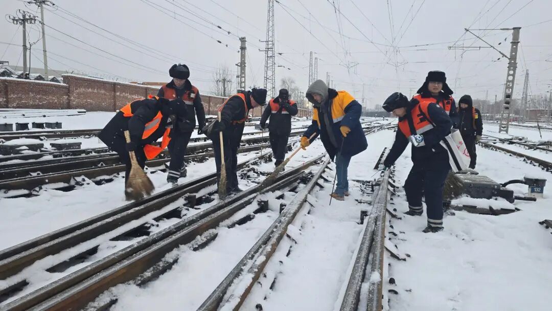北京“扫雪铲冰天团”上线！9.1万人次+8600台车硬核清雪，明儿的上班路稳多了～