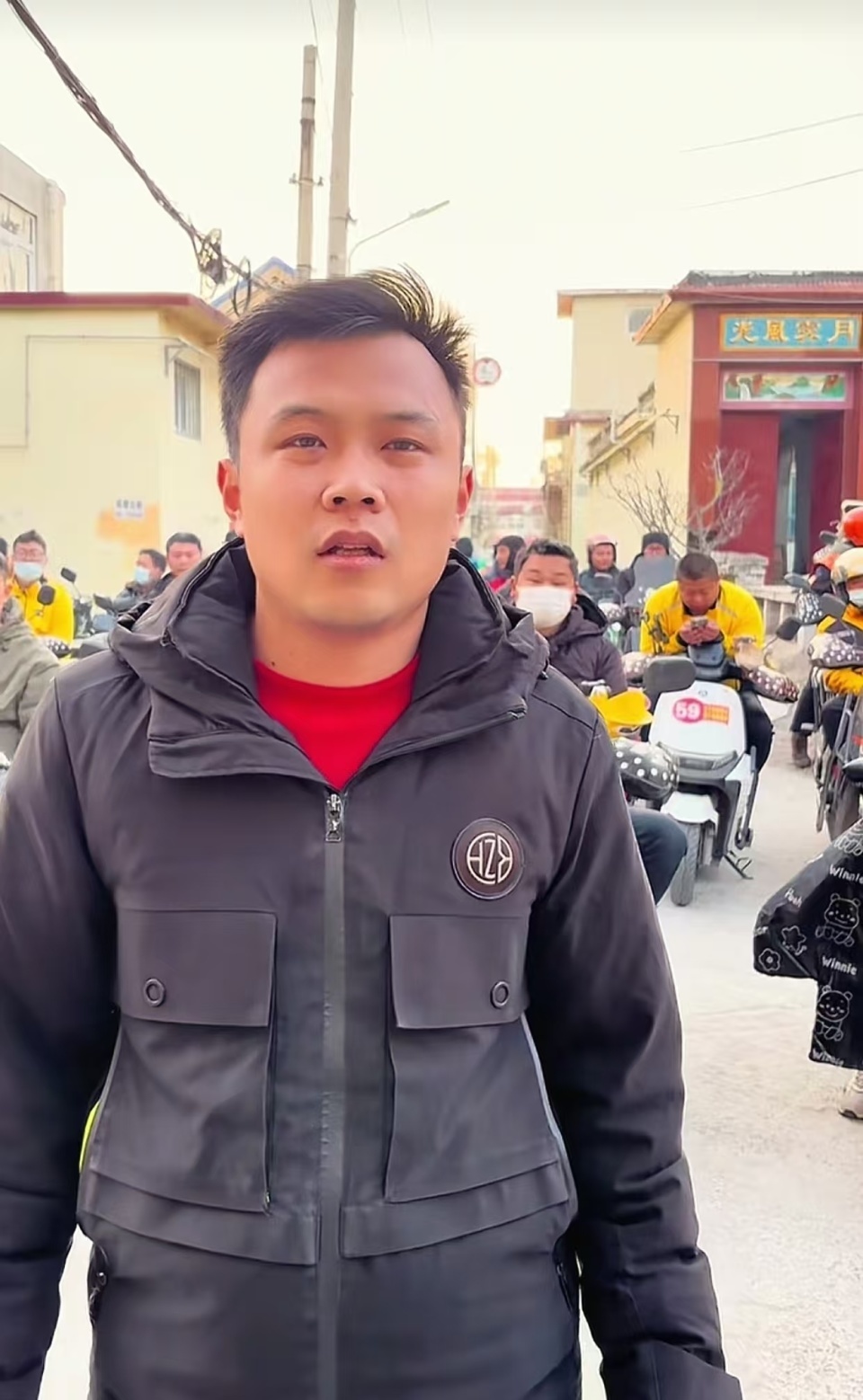 患儿家长深夜突然求人买新衣服，志愿者秒懂！服装店女老板赶来开门，事后还退回衣服钱