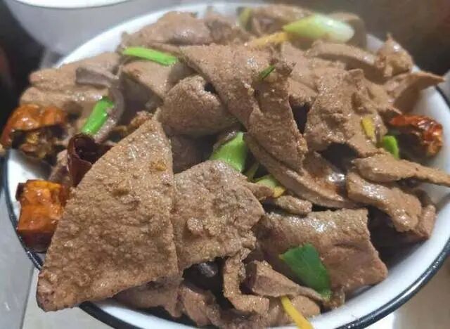 被 “摇人按猪” 馋到？云南杀猪饭，开吃！