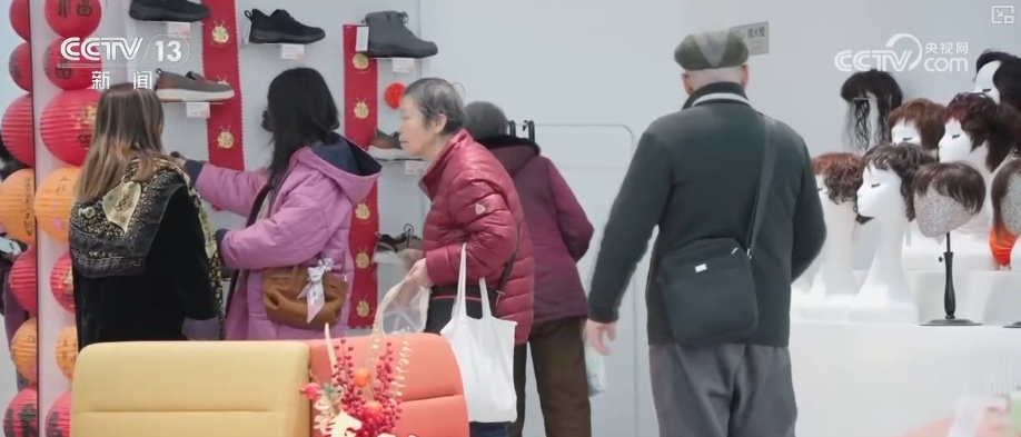 养老“爆款”产品更“轻”更“暖” “硬核”科技给老年人生活添便利