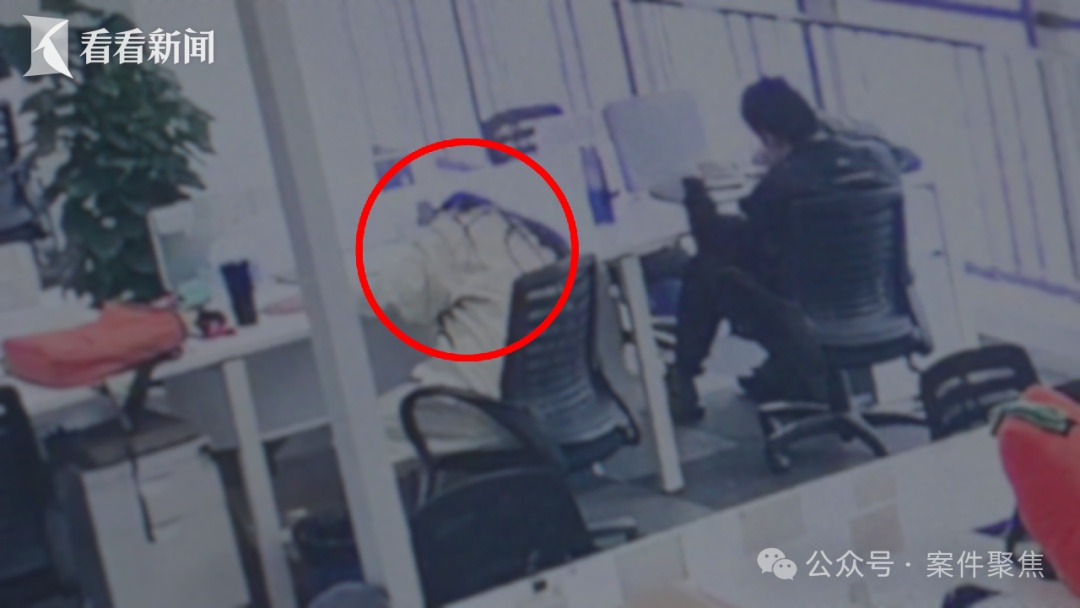 上海一男子在工位上吃外卖、小憩，被以"严重违纪"为由开除…