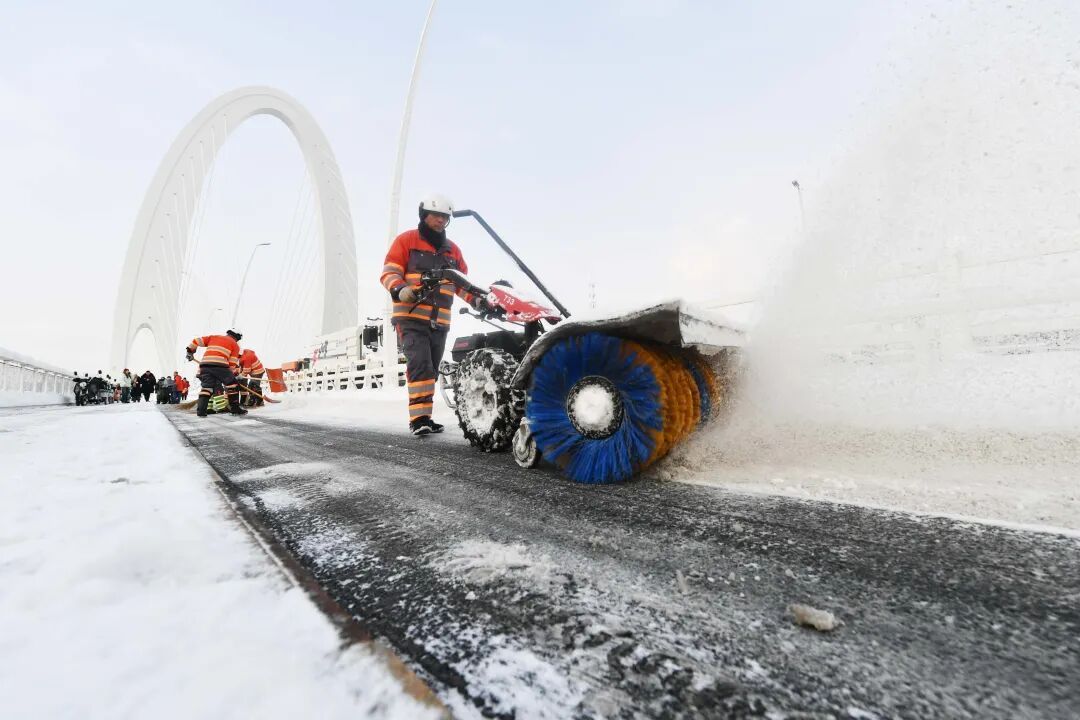 “宜留则留、宜扫则扫”，北京11.2万人次扫雪铲冰，公园广场保留赏雪空间