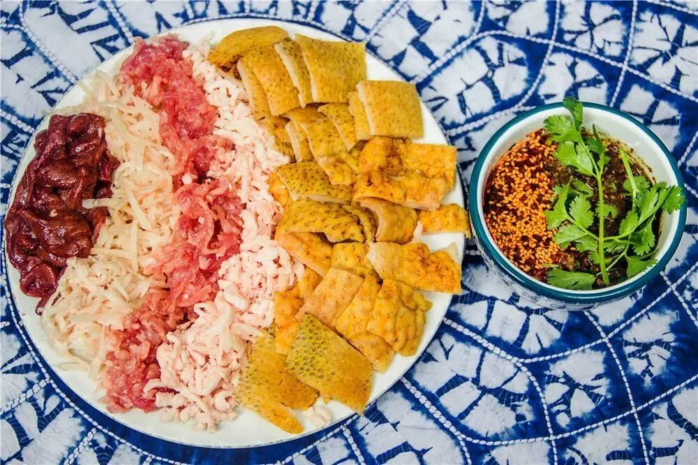 被 “摇人按猪” 馋到？云南杀猪饭，开吃！