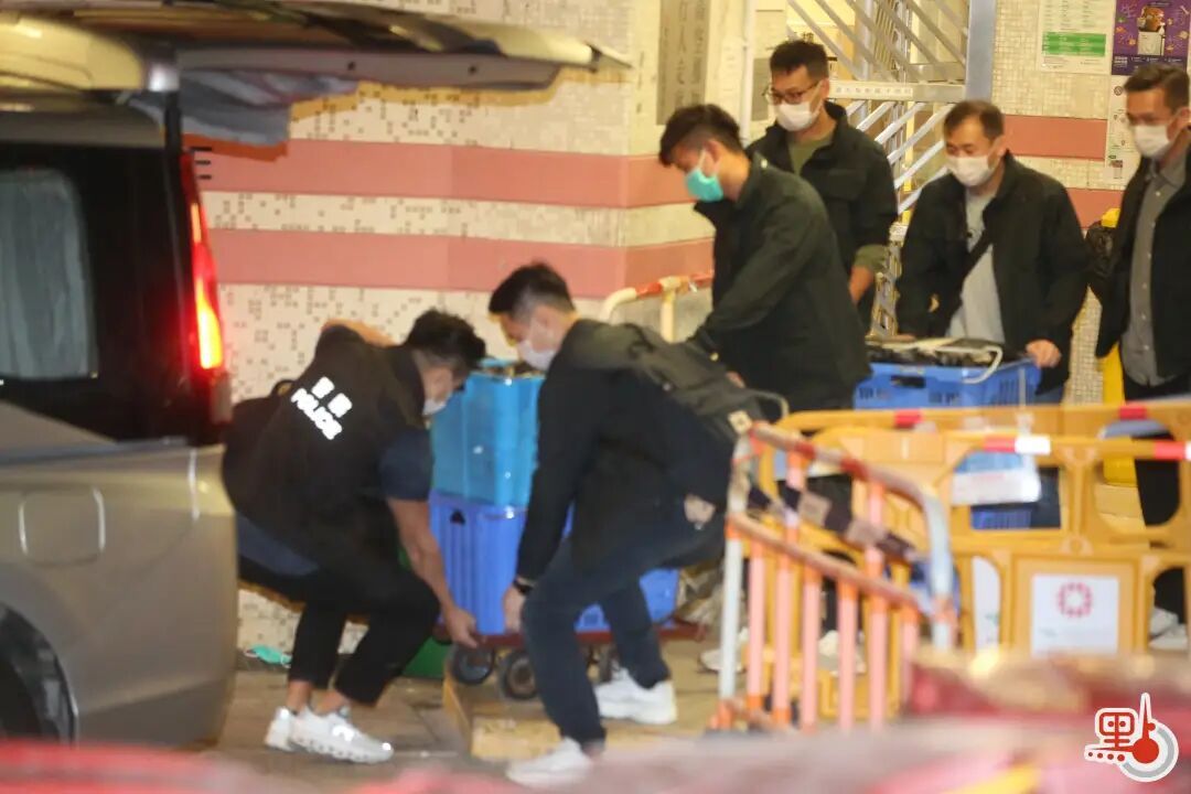 香港35岁女子要分手，去男友家收拾东西时遭杀害，头部有超十处裂伤，28岁非华裔嫌疑人潜逃内地半个月后落网