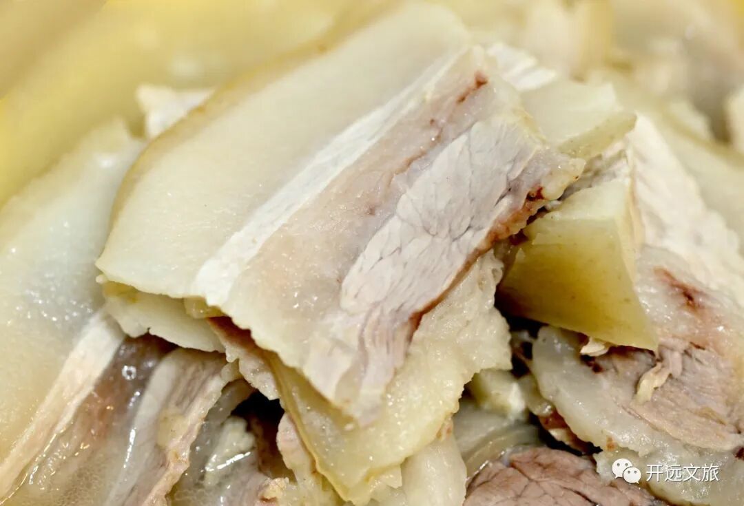 被 “摇人按猪” 馋到？云南杀猪饭，开吃！