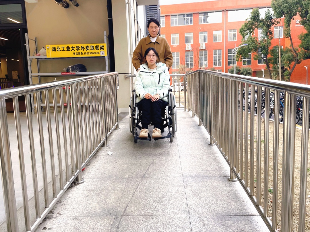 武汉研究生张沁影，和妈妈成了大学“室友”