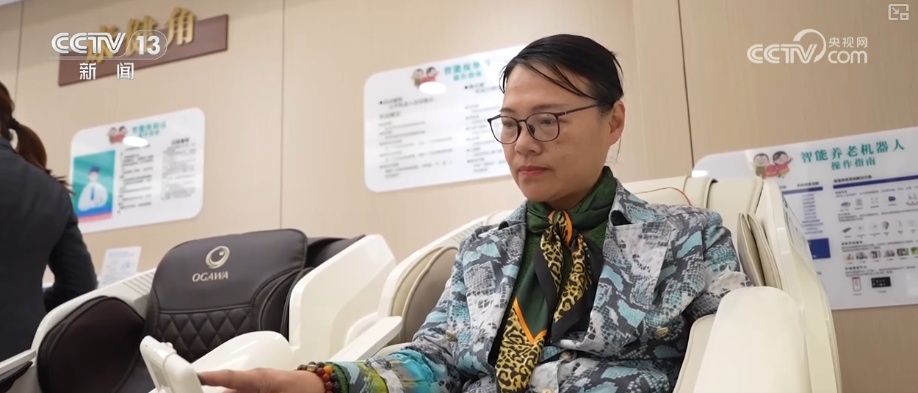 养老“爆款”产品更“轻”更“暖” “硬核”科技给老年人生活添便利