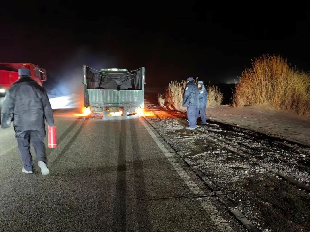 青海格尔木一高栏挂车起火，民警迅速救援