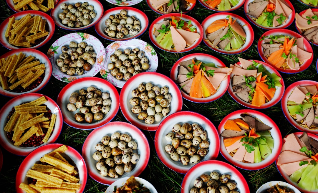 被 “摇人按猪” 馋到？云南杀猪饭，开吃！