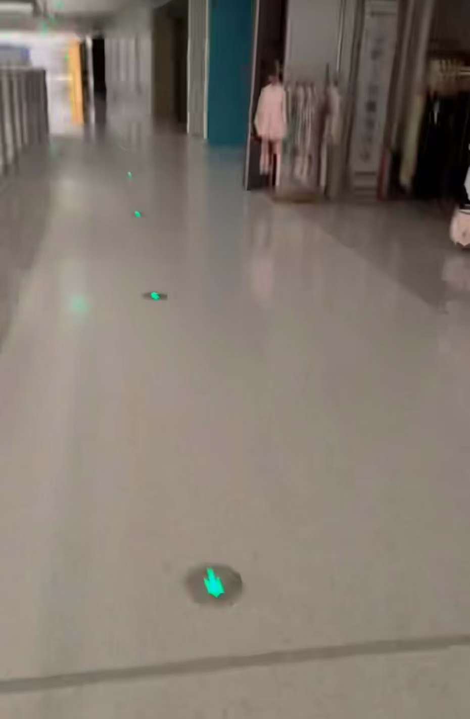 患儿家长深夜突然求人买新衣服，志愿者秒懂！服装店女老板赶来开门，事后还退回衣服钱