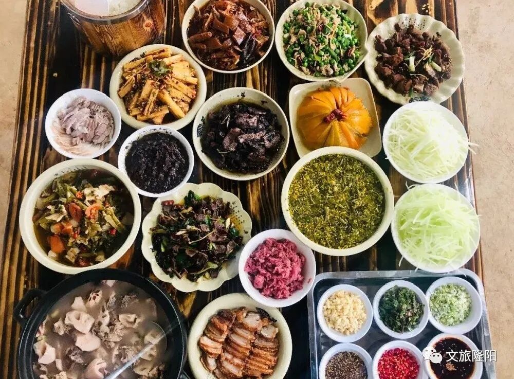 被 “摇人按猪” 馋到？云南杀猪饭，开吃！