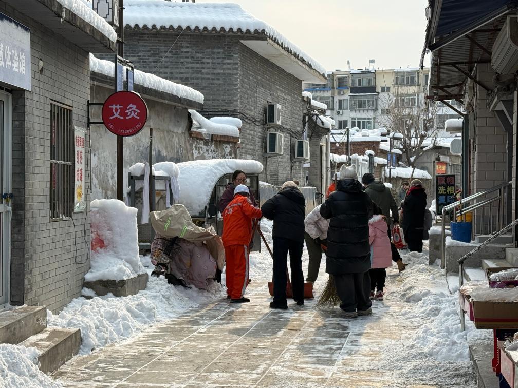 北京多部门积极应对今年首场降雪