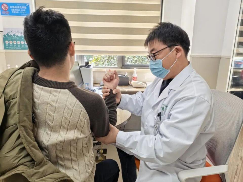 老婆迷上短剧男主，老公醋意大发模仿男主招牌动作，结果致肩膀脱臼