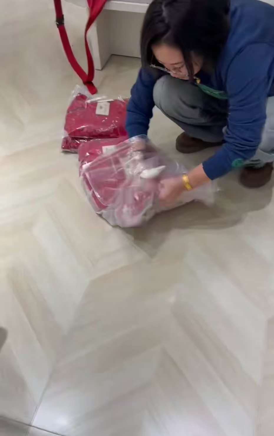 患儿家长深夜突然求人买新衣服，志愿者秒懂！服装店女老板赶来开门，事后还退回衣服钱