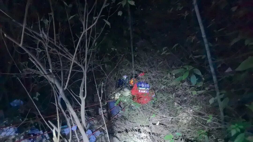 贵州一老人拾荒被困峭壁，消防员成功救援！