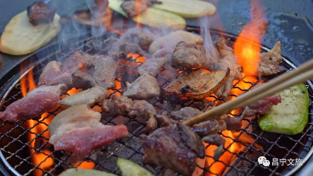 被 “摇人按猪” 馋到？云南杀猪饭，开吃！