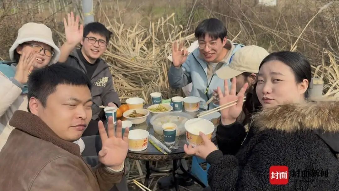 热闹！成都一农场“众筹”吃“刨猪汤” ，上千网友自带锅碗瓢盆赴约